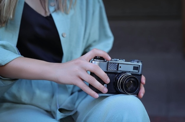 partie du corps d'une fille tenant un appareil photo