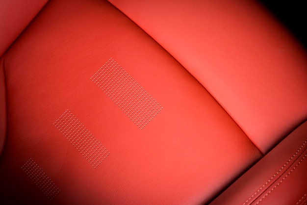 Une partie du détail du siège en cuir rouge avec l'accent sur le point de suture