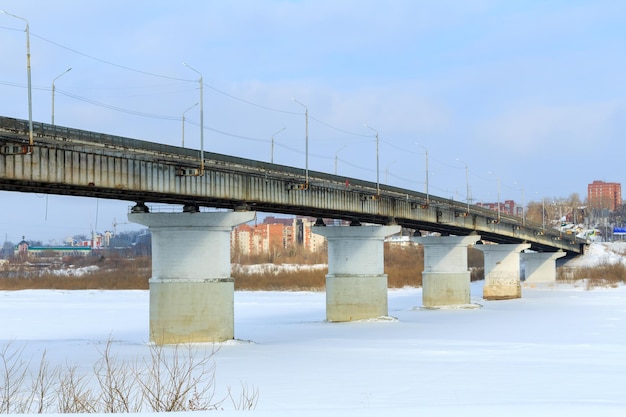 Une partie du pont automobile du tractus sibérien de Moscou à Irkoutsk sur la rivière Tom selective focus