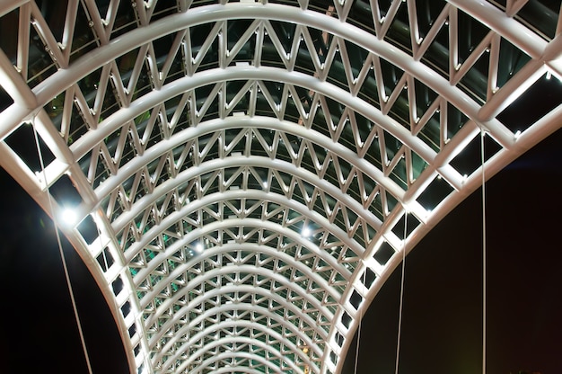 Une partie du pont futuriste moderne illuminé - fond tehnologique architectural
