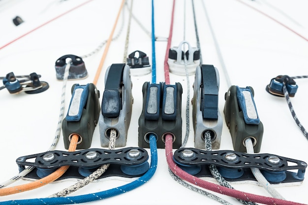 Une partie du pont d'un yacht à voile avec des attaches de corde