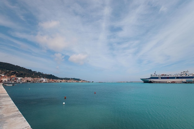 Une partie du port et de la ville de Zakinthos