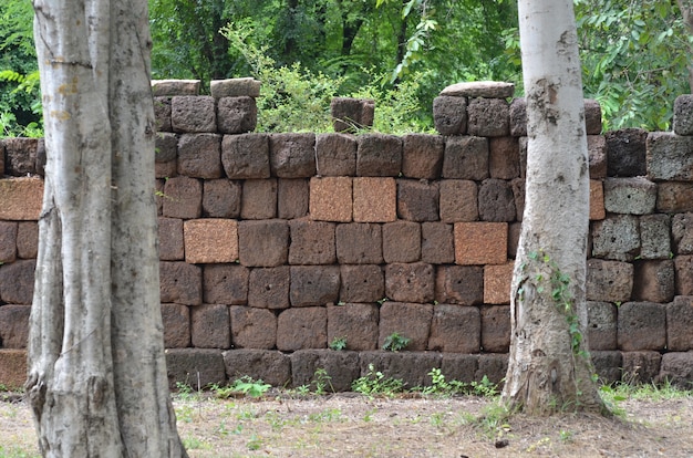 partie du vieux château de pierre en Thaïlande