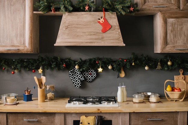 Partie de l'ensemble de cuisine, décorée pour Noël et nouvel an