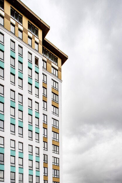 une partie de la façade du bâtiment en gris et blanc avec des éléments décoratifs dorés