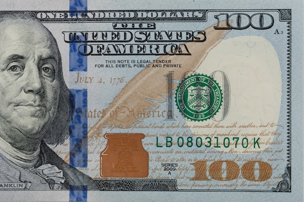 Photo une partie de la facture est de cent dollars américains. partie droite. fermer.