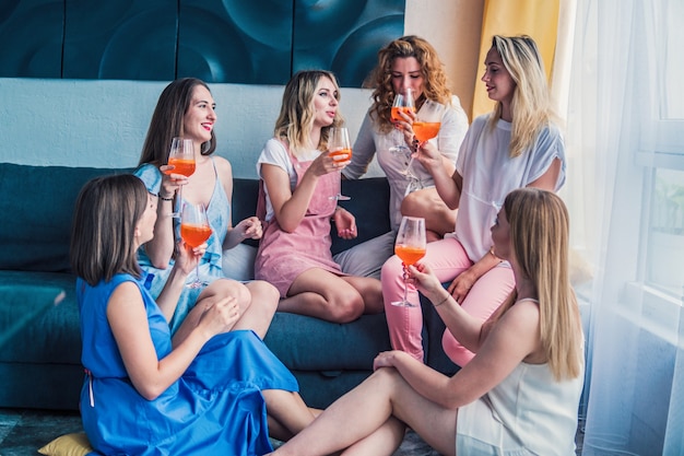 Partie de filles. Belles amies s'amusant à la fête de Bachelorette. Ils célèbrent et boivent du champagne à la fête de poule