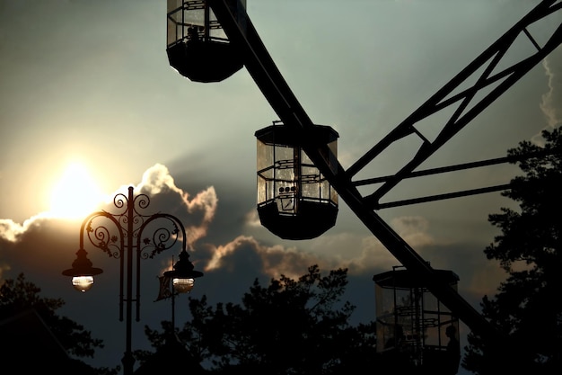 Une partie de grande roue contre le ciel du soir