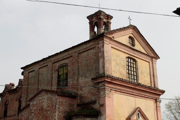 La partie haute de l'église contre le ciel bleu