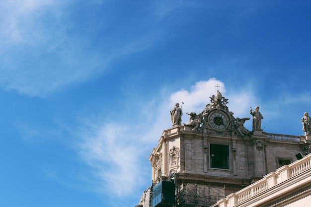 La partie haute de l'église contre le ciel