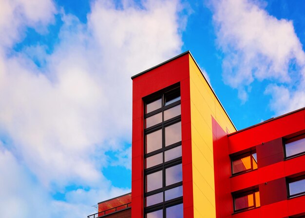 Partie d'un immeuble résidentiel moderne. Y compris la place pour l'espace de copie. Ciel bleu avec des nuages