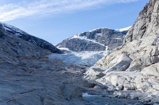 Partie impressionnante du glacier Nigardsbreen en Norvège avec les montagnes enneigées