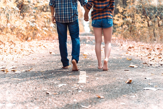 Photo la partie inférieure d'un couple marchant sur la route