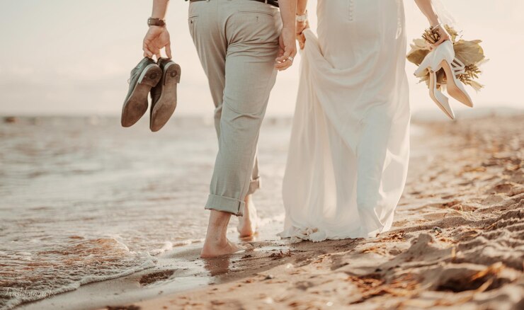 Photo la partie inférieure du couple debout sur le mariage de plage