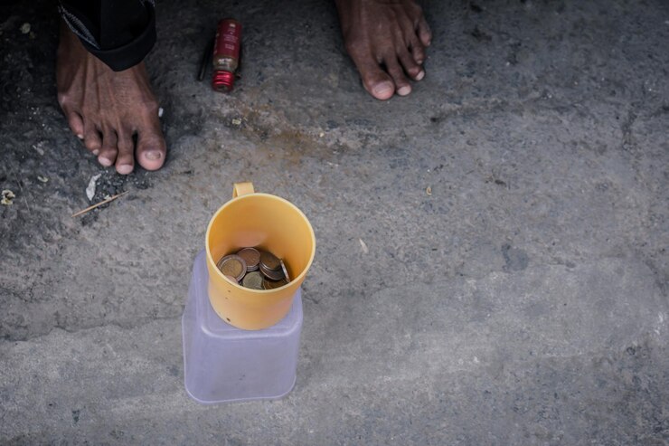 Photo la partie inférieure du mendiant avec des pièces sur la route