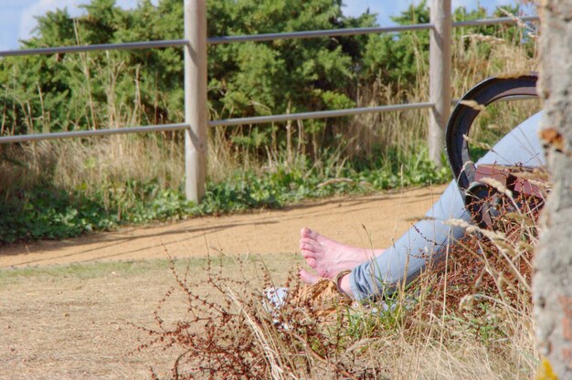 Photo la partie inférieure d'une femme assise sur un banc