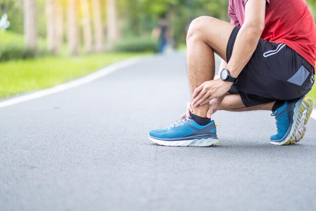 La partie inférieure d'une femme assise sur la route