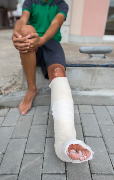 Photo la partie inférieure d'une femme debout sur un sentier