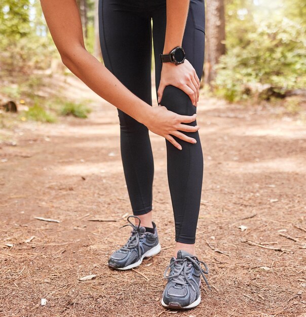 La partie inférieure d'une femme debout sur le terrain