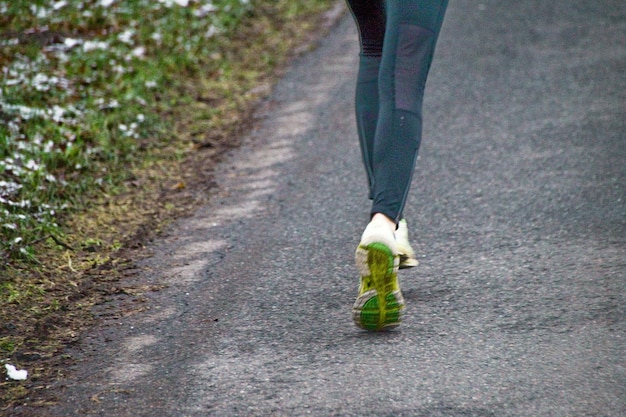 Photo la partie inférieure d'une femme faisant du jogging dans la rue