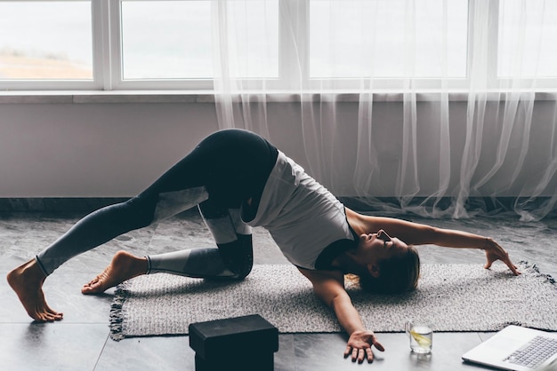 La partie inférieure d'une femme faisant de l'exercice au gymnase