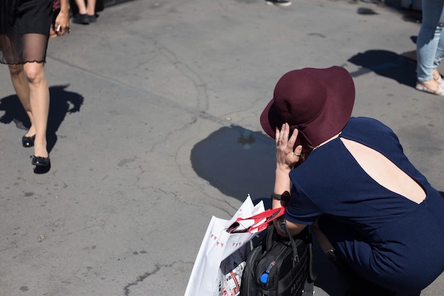 Photo la partie inférieure d'une femme marchant dans la rue en ville