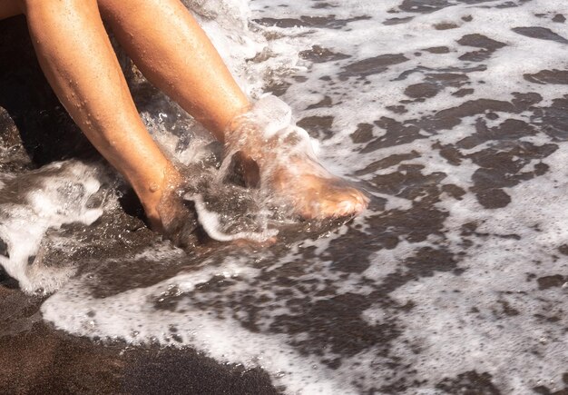 La partie inférieure d'une femme à la plage