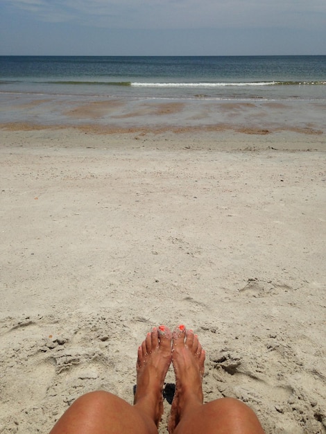 La partie inférieure d'une femme sur la plage