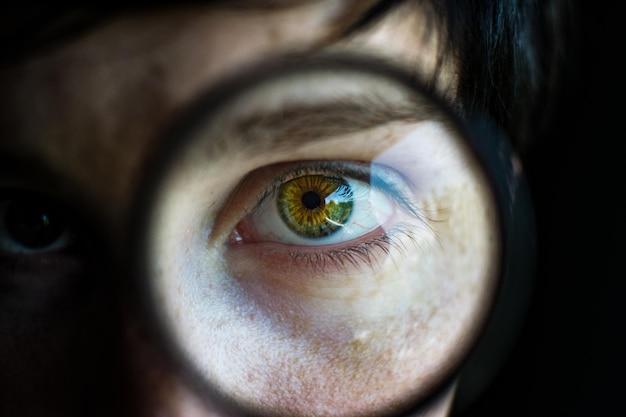 La partie inférieure de la femme sur le terrain contre le ciel