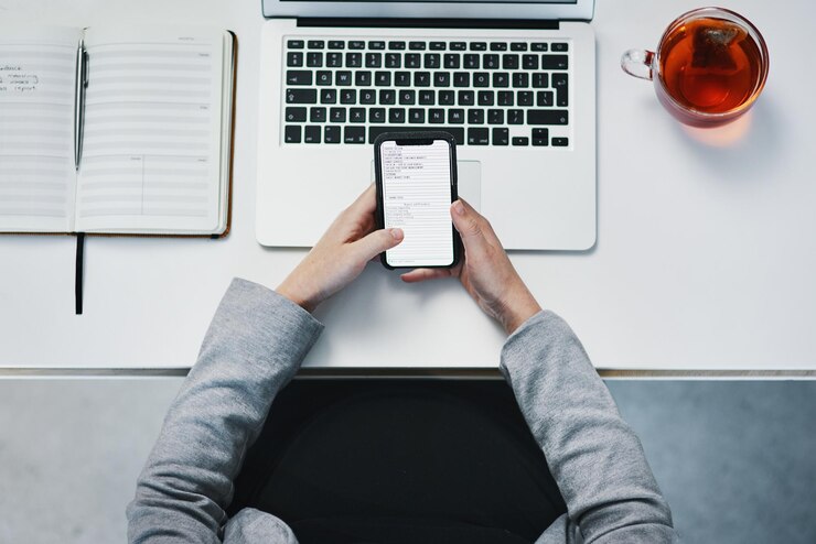 Photo la partie inférieure des femmes qui utilisent le téléphone portable