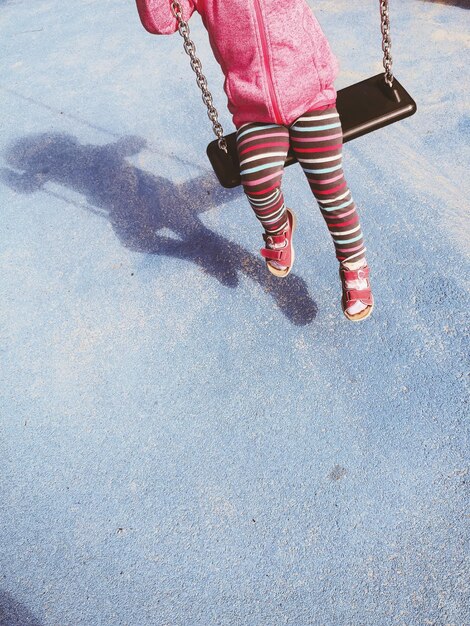 La partie inférieure d'une fille debout sur le sol