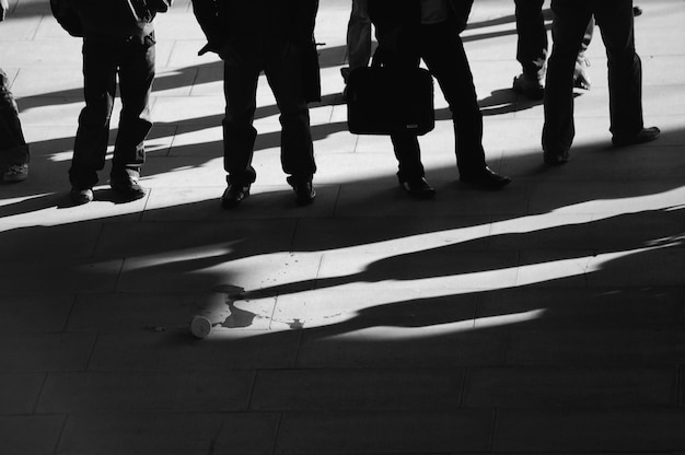 Photo la partie inférieure des gens debout sur le sol carrelé