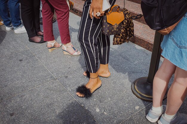 Photo une partie inférieure des gens debout sur le trottoir