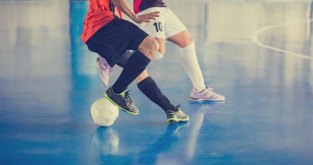 Une partie inférieure des gens jouant au football sur le terrain