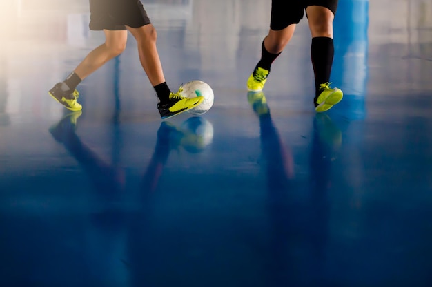 Photo une partie inférieure des gens jouant au football sur le terrain.