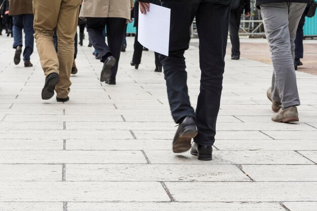 La partie inférieure des gens qui marchent dans la rue