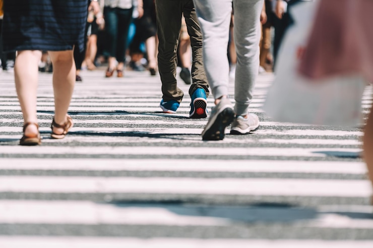 Photo la partie inférieure des gens qui marchent sur la route
