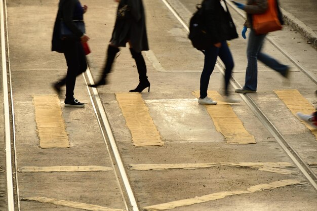 Photo la partie inférieure des gens qui marchent sur la route