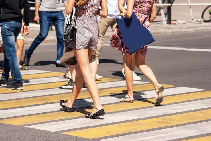 Photo la partie inférieure des gens qui marchent sur la route
