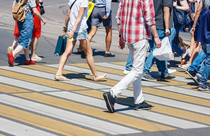 Photo la partie inférieure des gens qui marchent sur la route