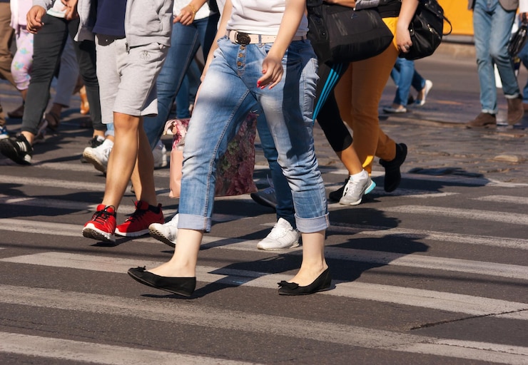 Photo la partie inférieure des gens qui marchent sur la route