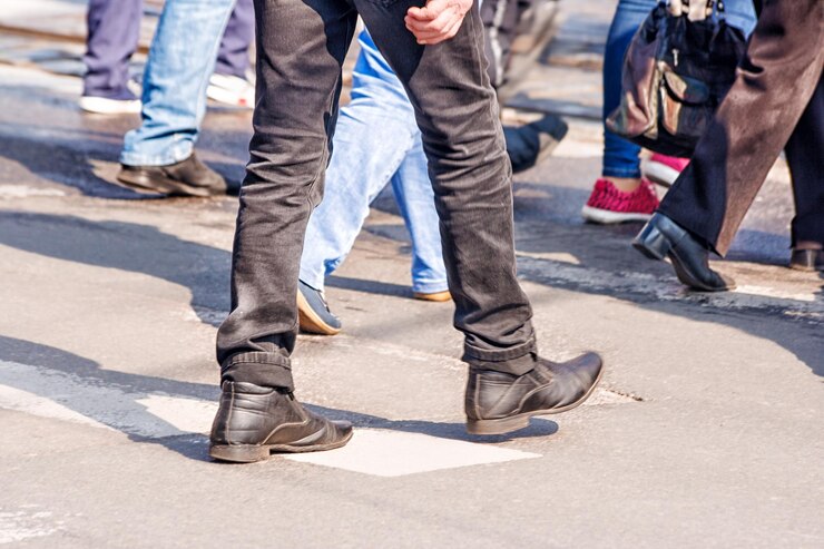 Photo la partie inférieure des gens qui marchent sur la route