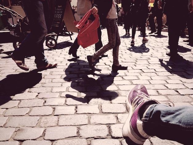 Photo la partie inférieure des gens sur le sentier dans la ville