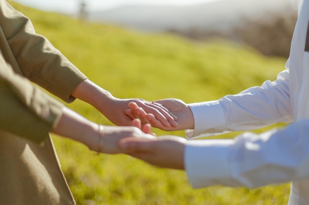 La partie inférieure des gens sur le terrain