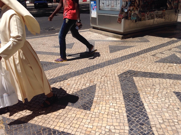 Photo la partie inférieure des gens sur le trottoir