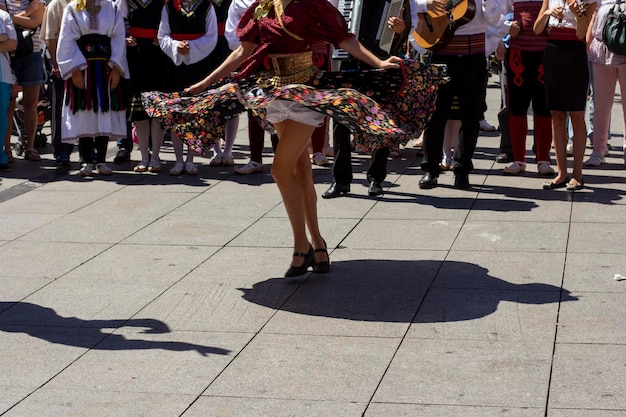 Photo une partie inférieure des gens en vêtements traditionnels dansant dans la rue de la ville