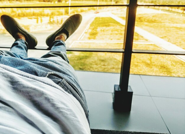 Photo la partie inférieure de l'homme assis dans le bus