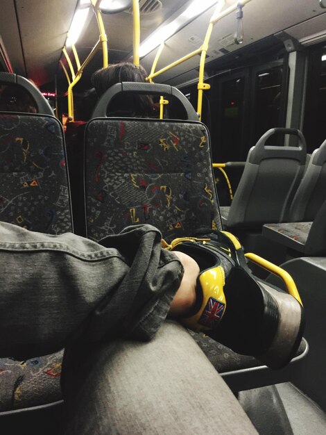 Photo la partie inférieure de l'homme assis dans le train