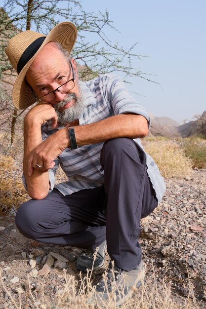 Photo la partie inférieure de l'homme assis sur le terrain