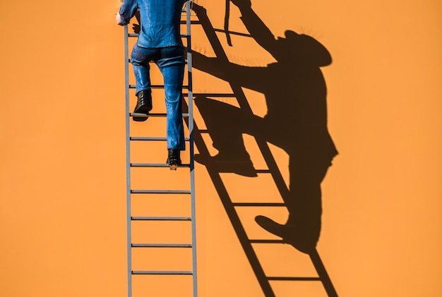 La partie inférieure de l'homme au coucher du soleil